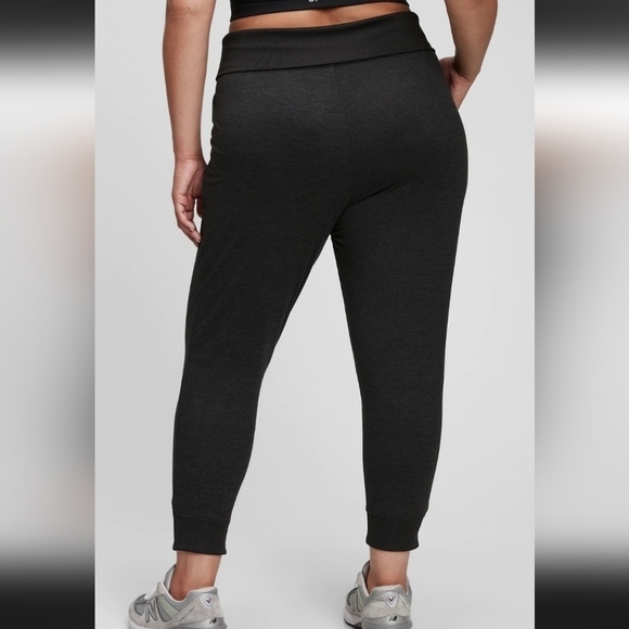 GapFit Brushed Tech Jersey Joggers in Dusty Mauve - Size XL - Picture 2 of 9